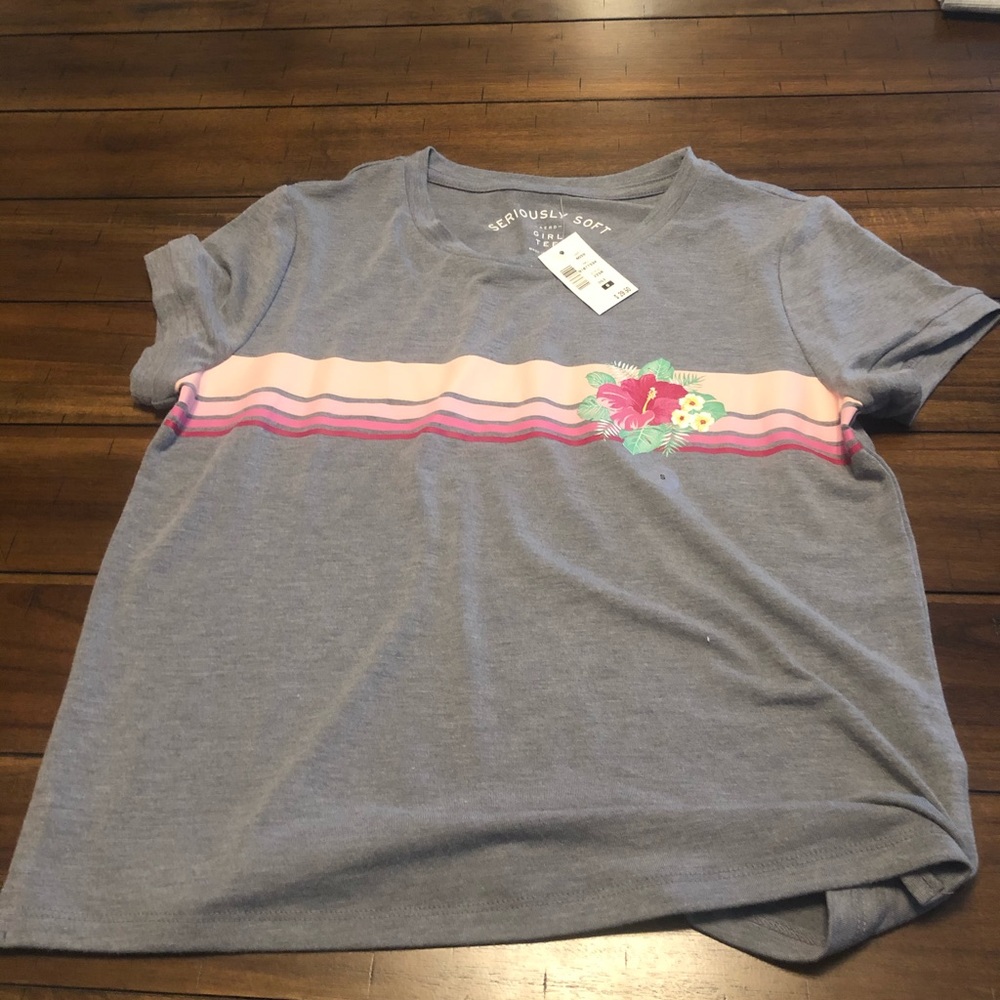 Gray Hawaiian slightly cropped short sleeve tee.